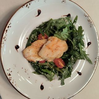 Судак с миксом из зелени