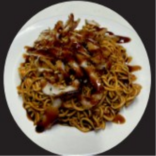 37 Tallarines De Huevos Con Pollo Frito Y Salsa