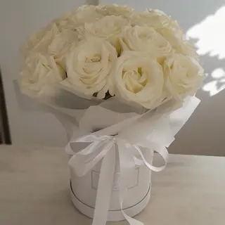 Flower box róża biała rozmiar L