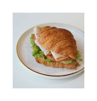 Круассан с копченой курицей