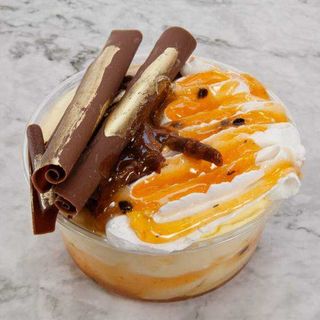 Postre de maracuyá con nata