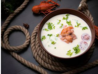 Вершкова уха з червоної риби (350g)