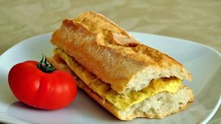 Bocadillo De Tortilla De Queso