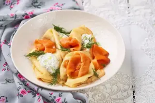 Блины с форелью и сметанно-цитрусовым соусом (240 гр.)