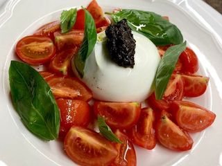 Італійська Бурата з Чорним Трюфелем і Томатами (280g)