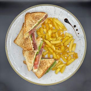 Tost sendvič sa pršutom