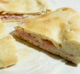 Schiacciata con speck, fontina e crema tartufata
