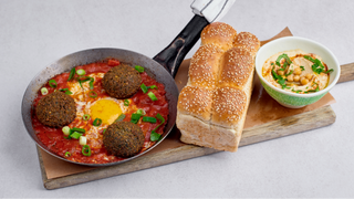 Shakshuka & falafel z jajkiem