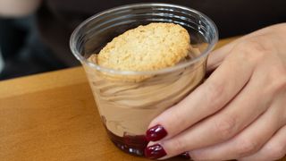 Mus czekoladowy z konfiturą truskawkową