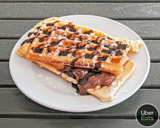 Waffle com Doce de Ovos e Nozes