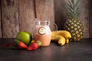 Smoothie cu ananas, măr, banană și căpșuni