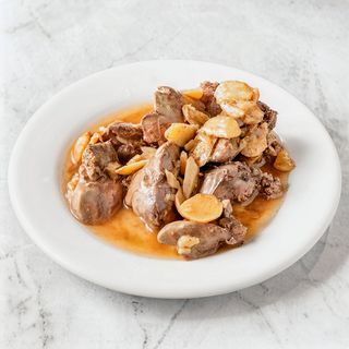 Wątróbka drobiowa z cebulką w zestawie z ziemniakami i surówkami 