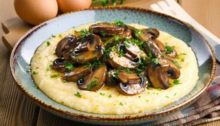 Ciulama de ciuperci cu mămăliguță