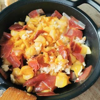 Huevos rotos con jamón.