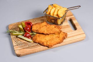 ȘNIȚEL DIN PIEPT DE PUI PANE/PARIZIAN CU PIURE DE CARTOFI	