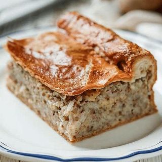 Zapiekanka jaworowska z sosem grzybowym