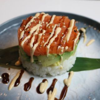 Tartar  Con Chirashi Salmón Y Aguacate