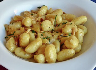 Gnocchi De Gorgonzola Con Serrano Y Pera