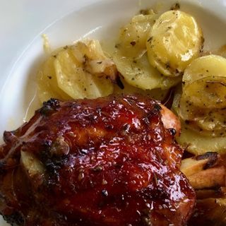 Codillo Al Horno En Su Jugo Con Patatas Fritas