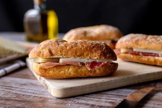 Bocadillo de ibérico y queso tierno