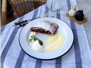 Штрудель з вишнею (220g)