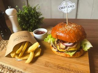 Burger z frytkami z batatów