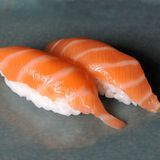 Sushi de salmón (2 uds.)