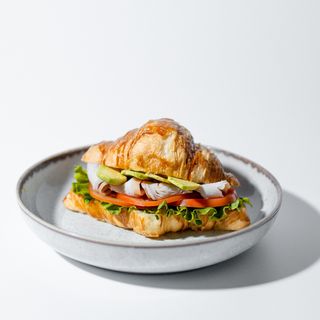 Круассан с авокадо и копчёной курицей (170 гр.)