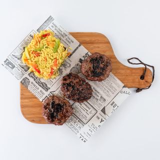 Телешки кюфтета с гарнитура ориз басмати със зеленчуци