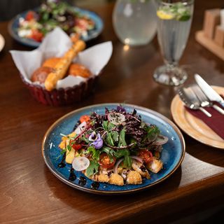 теплый салат с телятиной