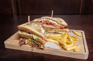 Club sendvič tost i pomfrit