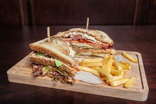 Club sendvič tost i pomfrit
