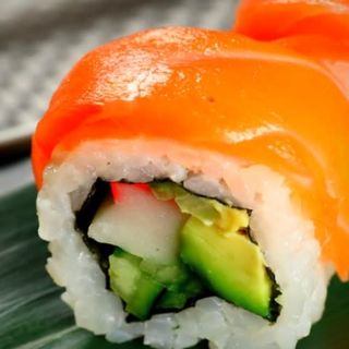 112. Salmón roll (8 pzs.)