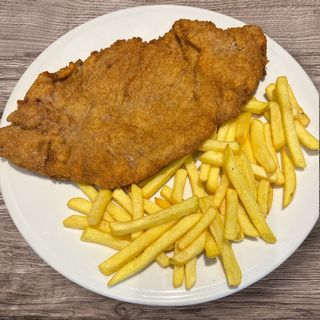 Escalope de ternera con patatas fritas.