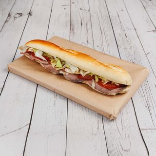 N 31. Baguette Bianca, Roast Beef, Pomodori, Lattuga, Salsa Verde