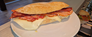Bocadillo de lomo con bacon y queso