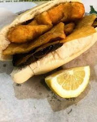 Pane con panelle crocchè e melanzane