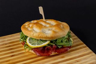 Focaccia farcita tonda con bresaola e caprino