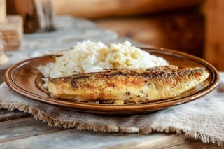 Prženi oslić sa prilogom pirinač ili krompir 350gr