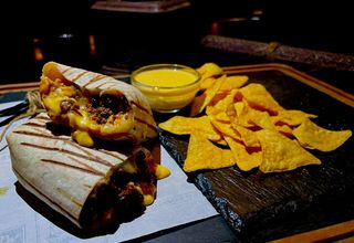 Cheesy Shower cu garnitură și sos