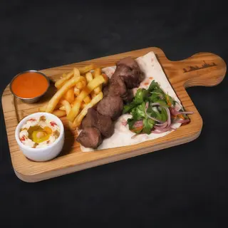 Шашлик з телятини та картопля фрі і соус (200/100/75г)