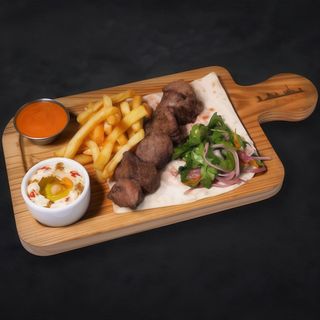 Шашлик з телятини та картопля фрі, хумус і соус (200/100/75г)