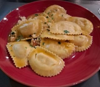 Ravioli di granchio in salsa di crostacei