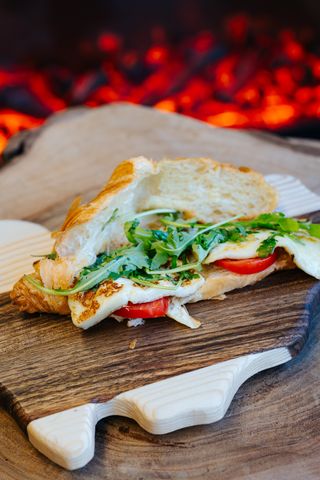 Croissant cu halloumi si avocado