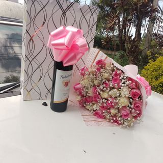Pink and white bouquet X neederburg wines shiraz