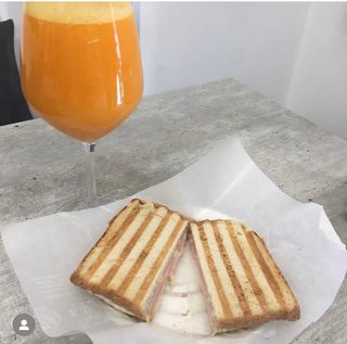 Toast maxi  con spremuta di arancia