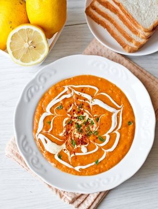 Чечевичный суп-пюре с домашними колбасками