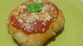 Montanara con pomodoro, mozzarella di bufala, scaglie di parmigiano e basilico