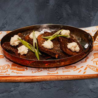 Топъл телешки език с масло и мус от хрян  180г