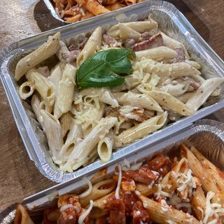 Penne cu pui, bacon și sos alb